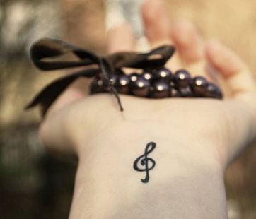 Piccolo-tatuaggio-chiave-di-violino-interno-polso.jpg